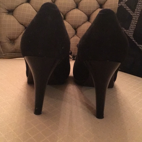 Anne Klein Black Suede pumps size 6.5 - Picture 2 of 3